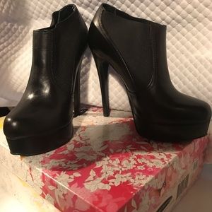 Black pull up heel bootie